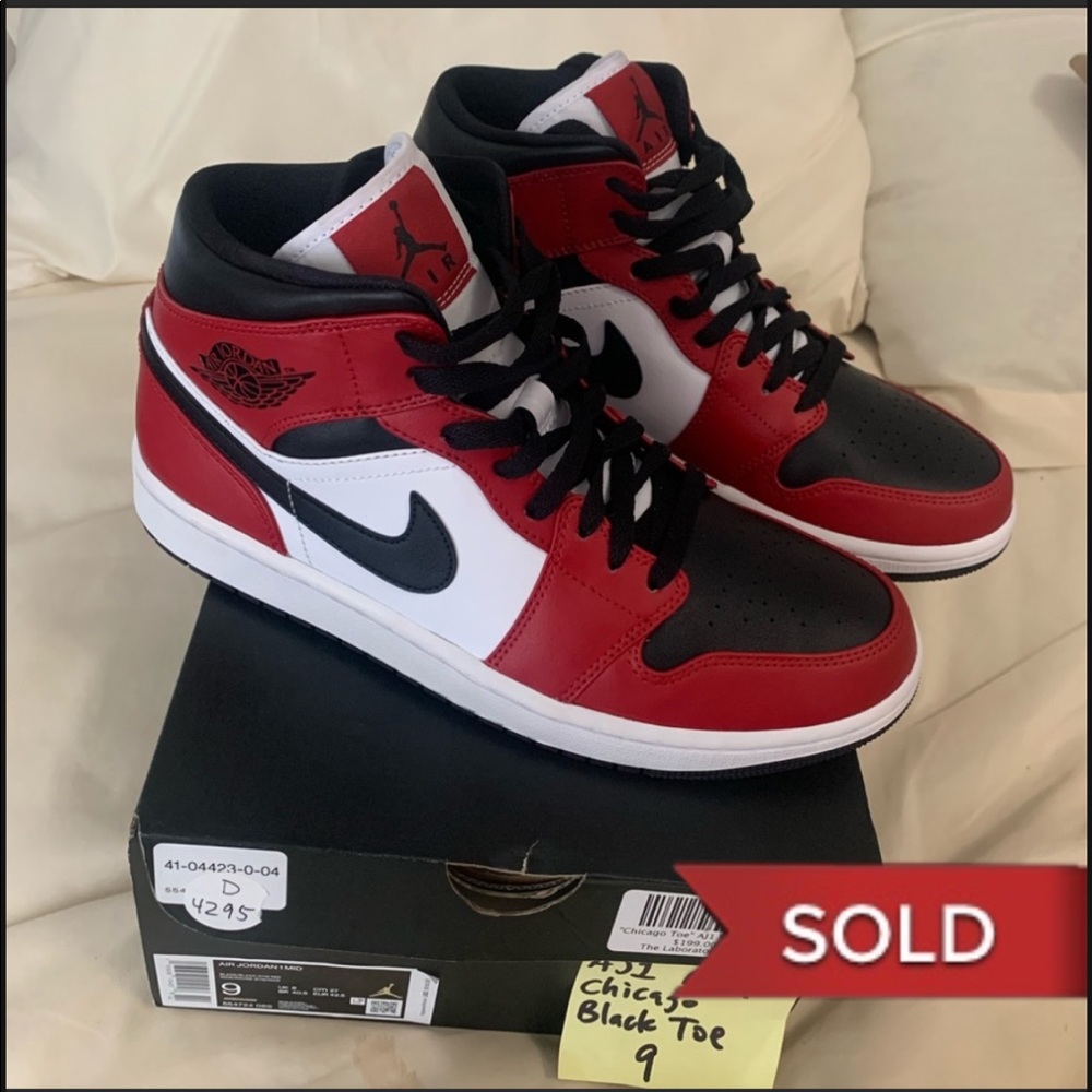 Air Jordan 1 Mid ‘Chicago - Black Toe sz 9M